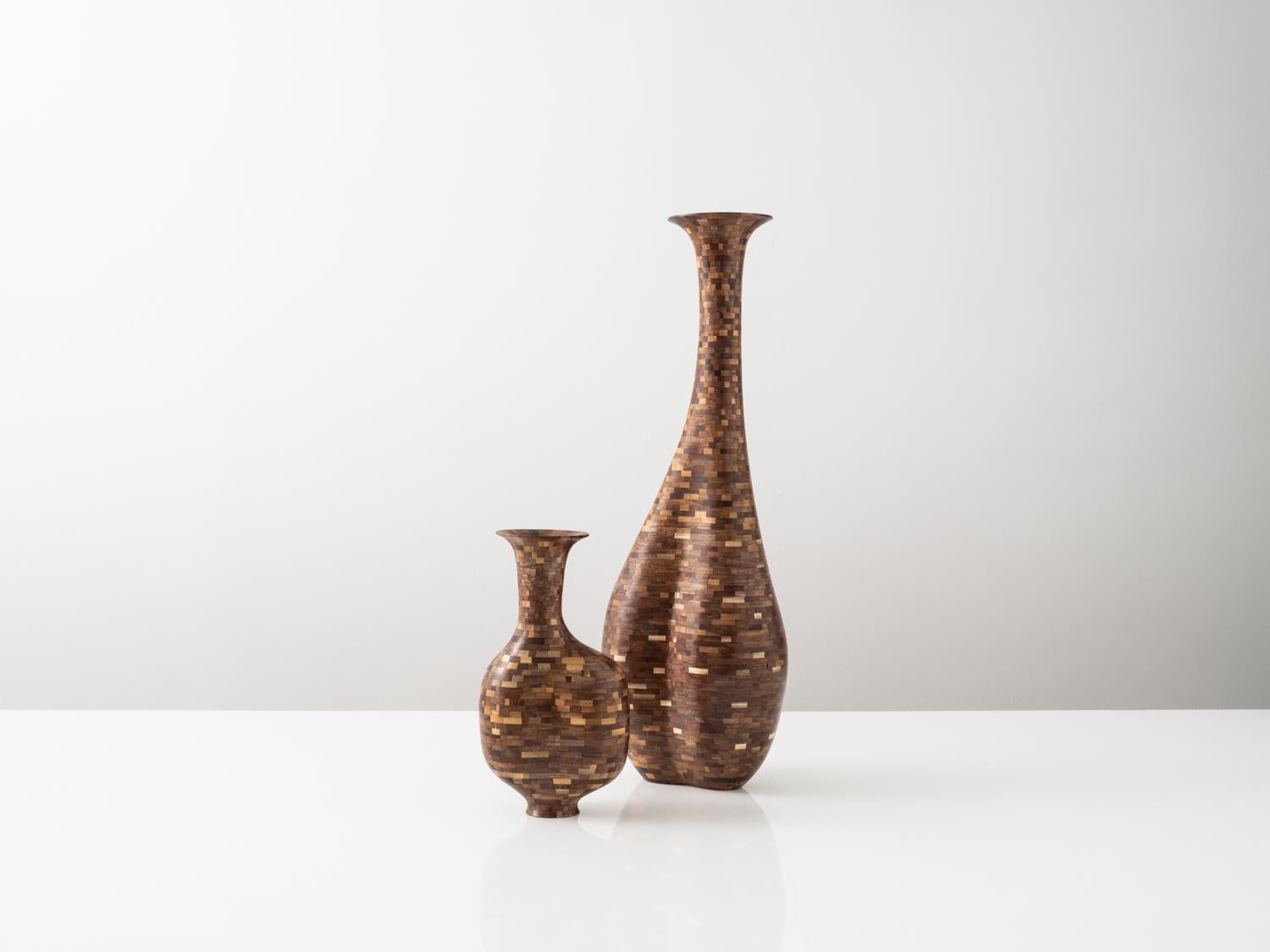 XXI secolo e contemporaneo Vaso corto STACKED asimmetrico in noce, di Richard A. Haining, disponibile ora in vendita