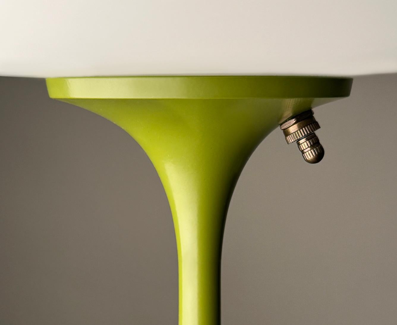 Kurze Stemlite-Tischlampe von Designline in Avocado aus Avocado mit weißem mattiertem Lampenschirm (Moderne der Mitte des Jahrhunderts) im Angebot