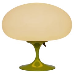 Lampe de bureau Stemlite courte en avocat avec abat-jour dépoli blanc de Designline