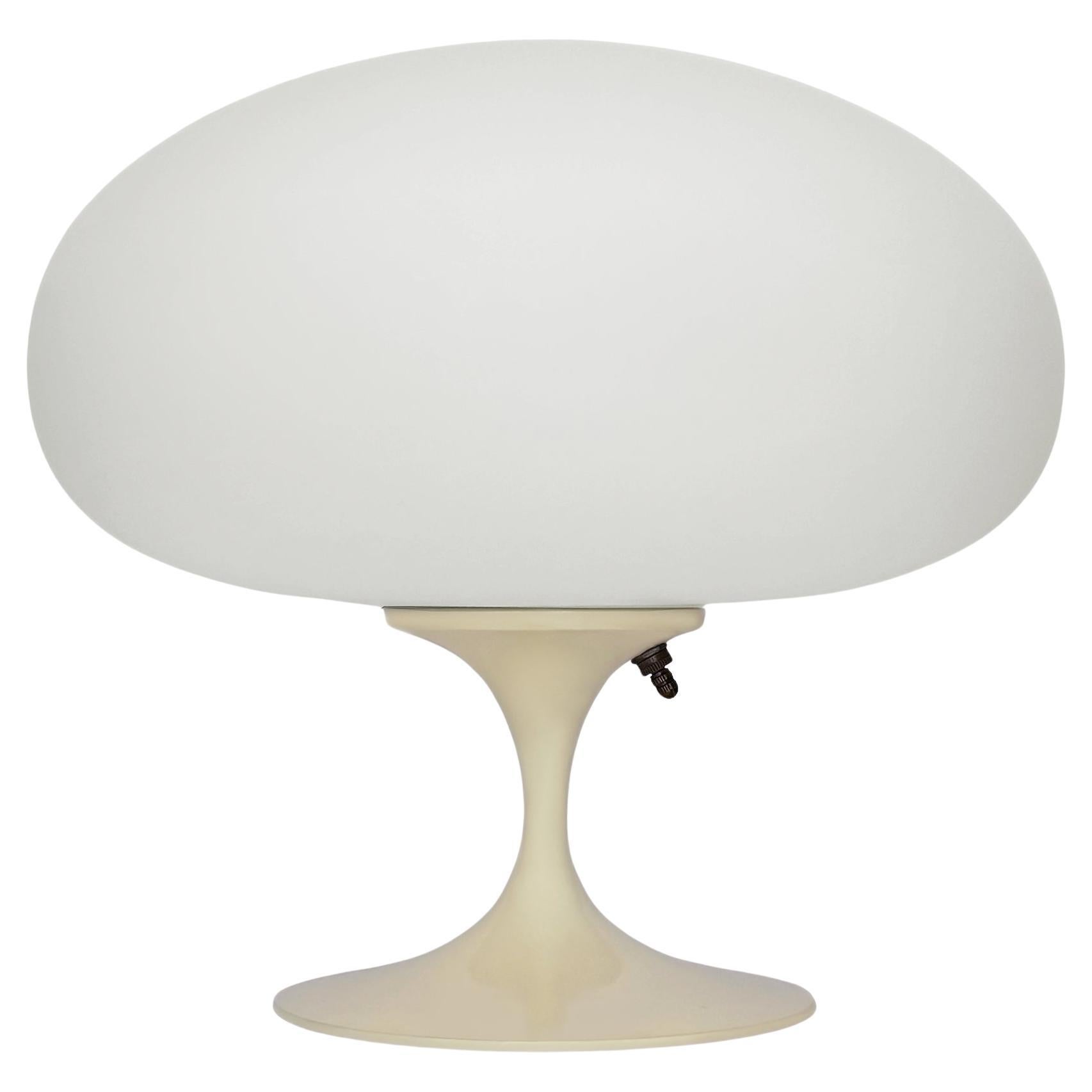 Kurze Stemlite-Tischlampe von Designline in Beige mit weißem mattiertem Lampenschirm