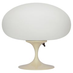 Lampe de table Stemlite de Designline en beige avec abat-jour givré blanc