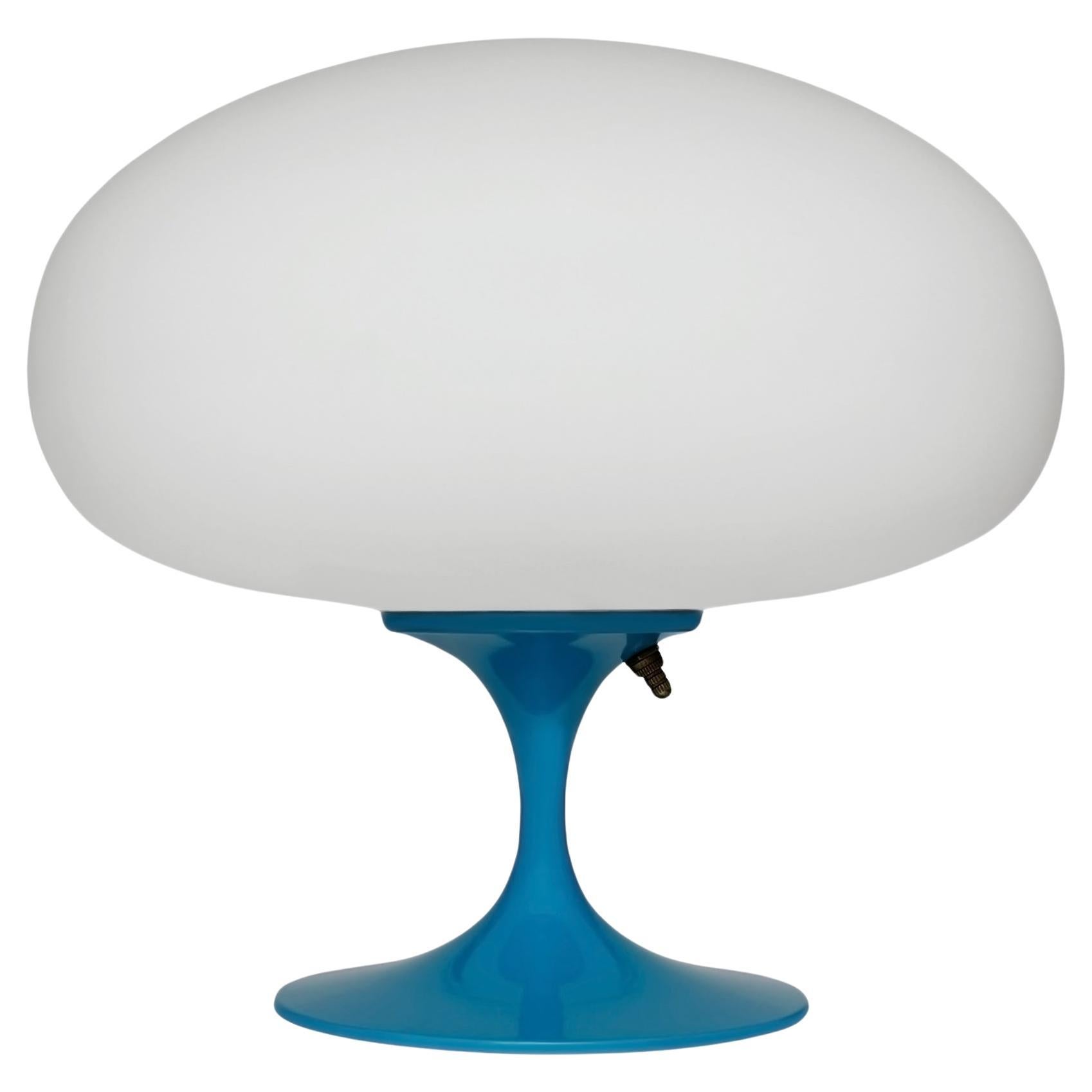 Kurze Stemlite-Tischlampe von Designline in Blau mit weißem mattiertem Lampenschirm