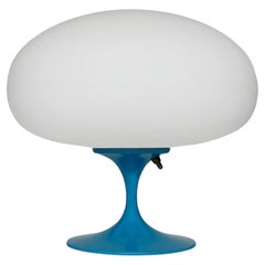 Lampe de table Stemlite de Designline en bleu avec abat-jour dépoli blanc