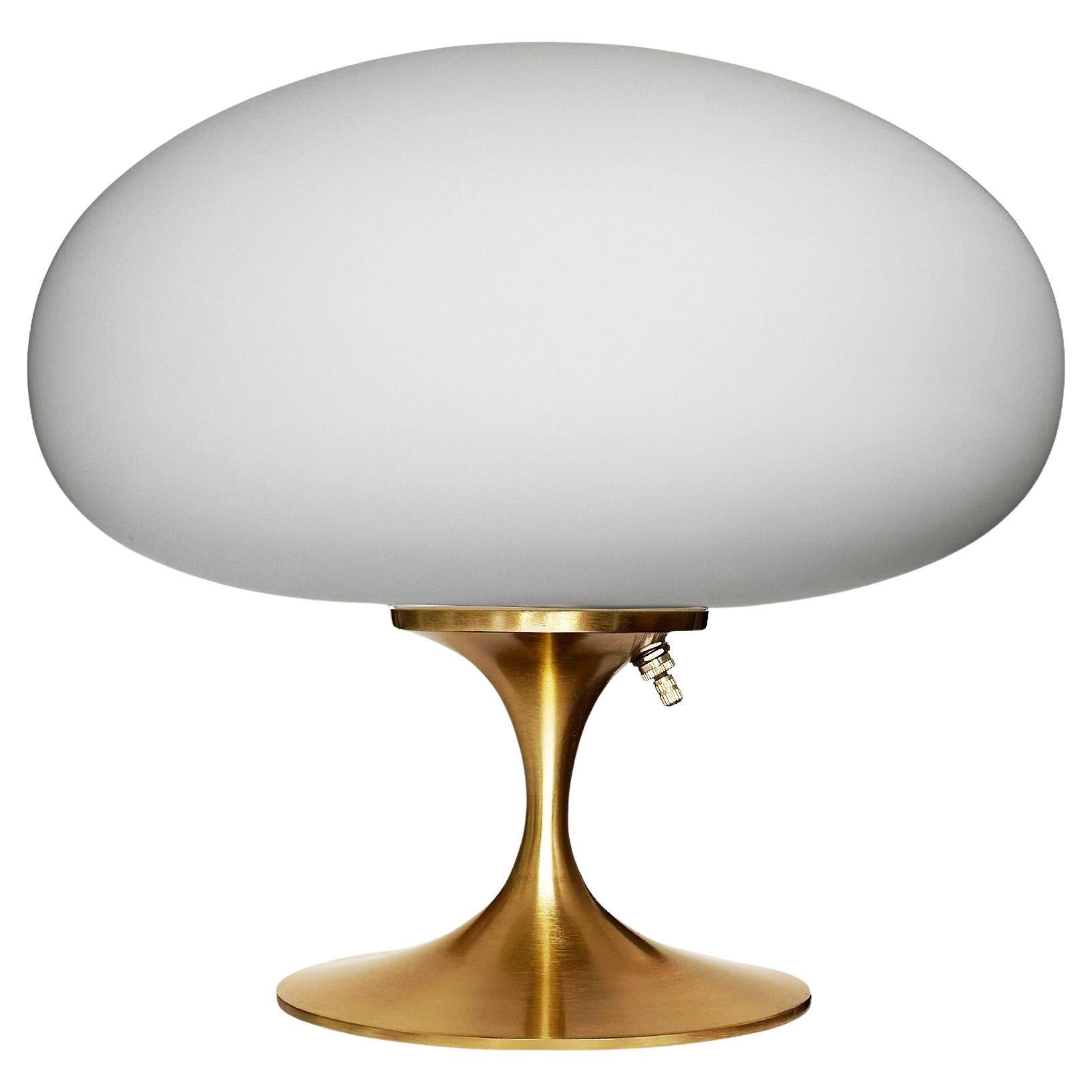 Kurze Stemlite-Tischlampe von Designline aus Messing mit weißem mattiertem Lampenschirm