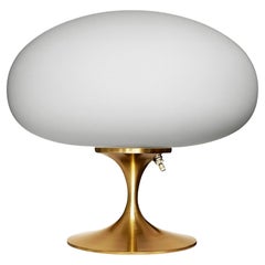 Lampe de bureau Stemlite courte en laiton avec abat-jour dépoli blanc de Designline