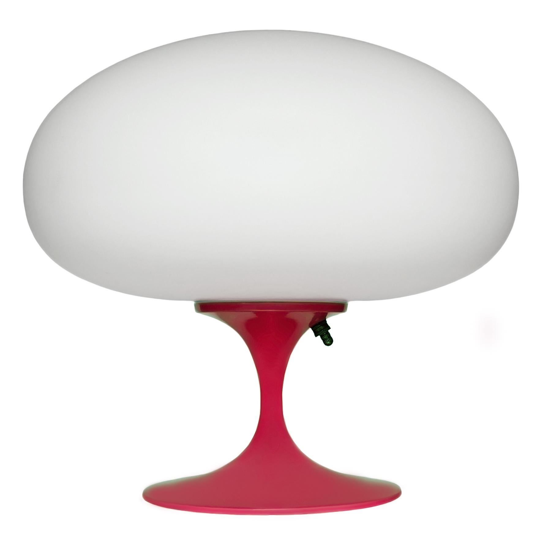 CET ARTICLE EST ÉLIGIBLE À LA LIVRAISON GRATUITE !

Une lampe de table élégante en stemlite fabriquée par Design/One. Elle se caractérise par une base principale en aluminium moulé en forme de tulipe sculpturale. La base de la lampe est finie en