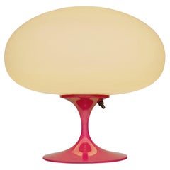 Lampe de table Stemlite par Designline en rose vif avec abat-jour blanc