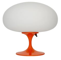 Lampe de table Stemlite de Designline en orange avec abat-jour dépoli blanc