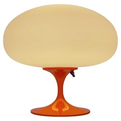 Lampe de table Stemlite de Designline en orange avec abat-jour dépoli blanc