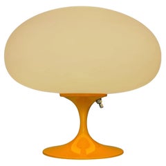 Lampe de table Stemlite de Designline en orange avec abat-jour dépoli blanc