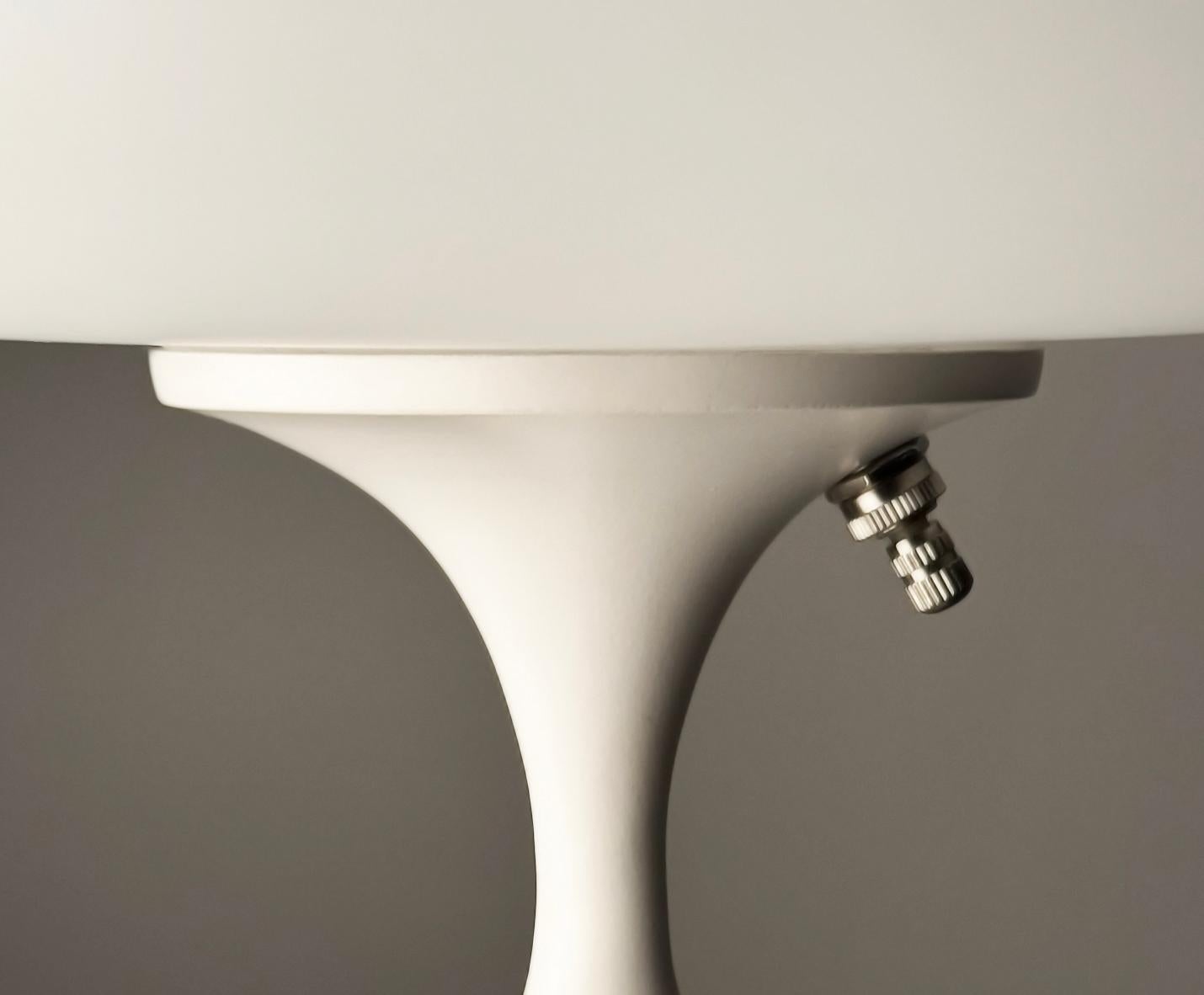 Kurze Stemlite-Tischlampe von Designline in satiniertem Weiß mit weißem Lampenschirm (Moderne der Mitte des Jahrhunderts) im Angebot