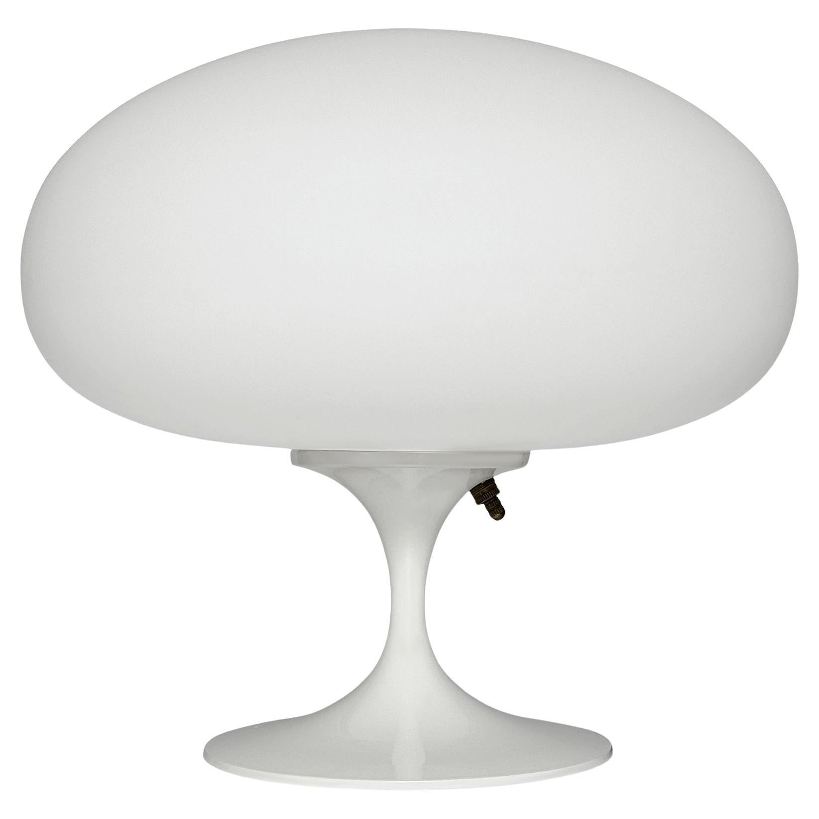 Kurze Stemlite-Tischlampe von Designline in Weiß mit weißem mattiertem Lampenschirm