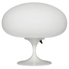Lampe de table Stemlite par Designline en blanc avec abat-jour dépoli blanc
