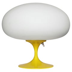 Lampe de table Stemlite de Designline en jaune avec abat-jour dépoli blanc