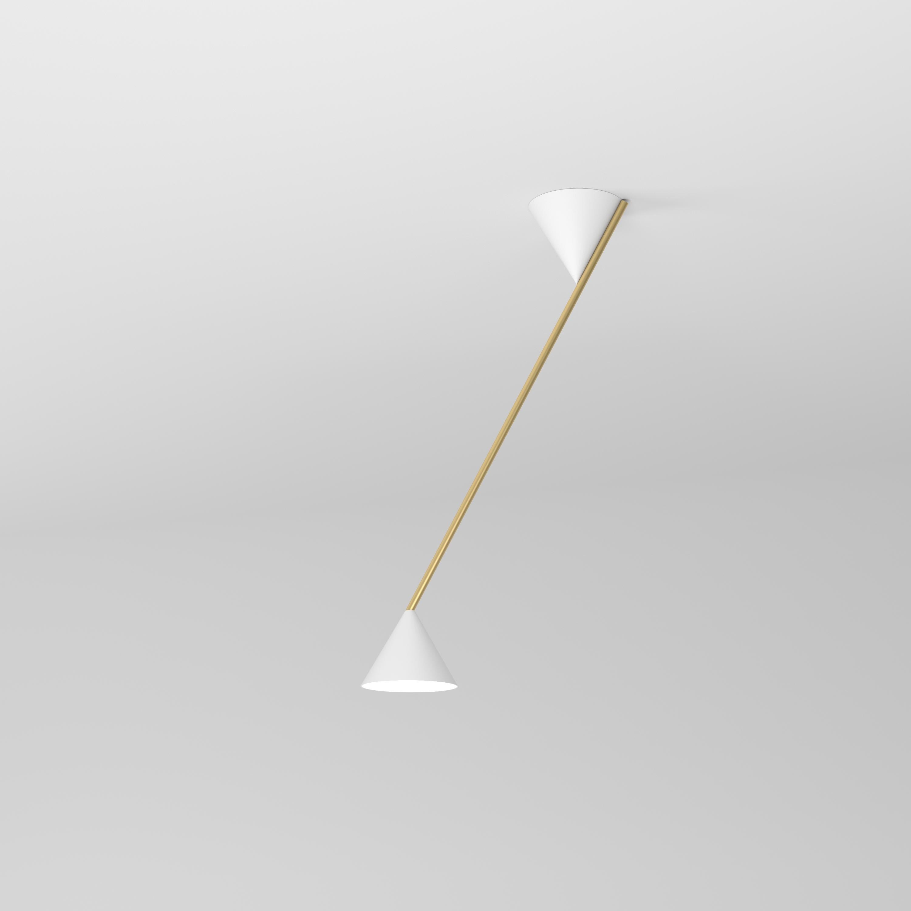 Plafonnier Short White Hat par Atelier Areti
Dimensions : D 18 x L 47 x H 80,5 cm.
MATERIAL : Laiton brossé, métal peint par poudrage.

Disponible en laiton ou en nickel.
Disponible avec un réflecteur en laiton ou en blanc.
Disponible avec des cônes