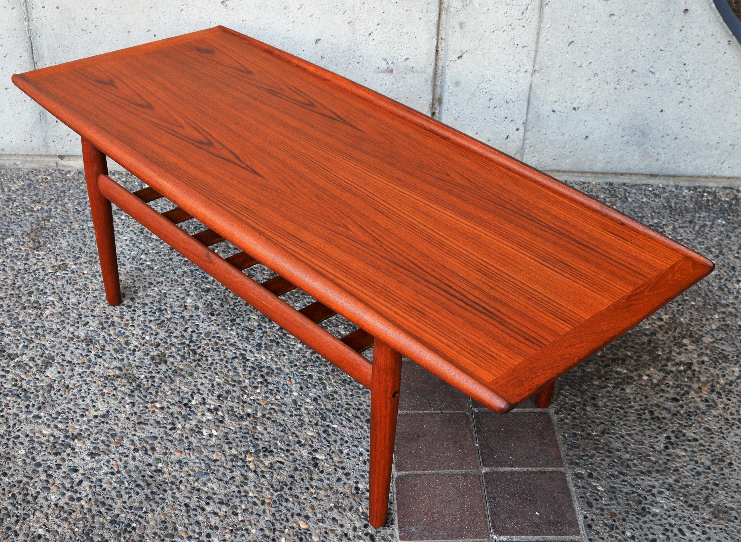 Shorter Teak Coffee Table with Flared Edges & Slat Shelf Grete Jalk for Glostrup In Excellent Condition In New Westminster, British Columbia