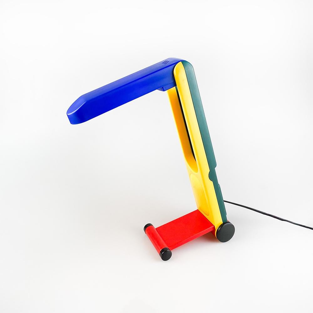 Shortes lite table lamp, primary colors, 1990s.

Working correctly.

Dimensions: 43 x 26 x 8 cm.