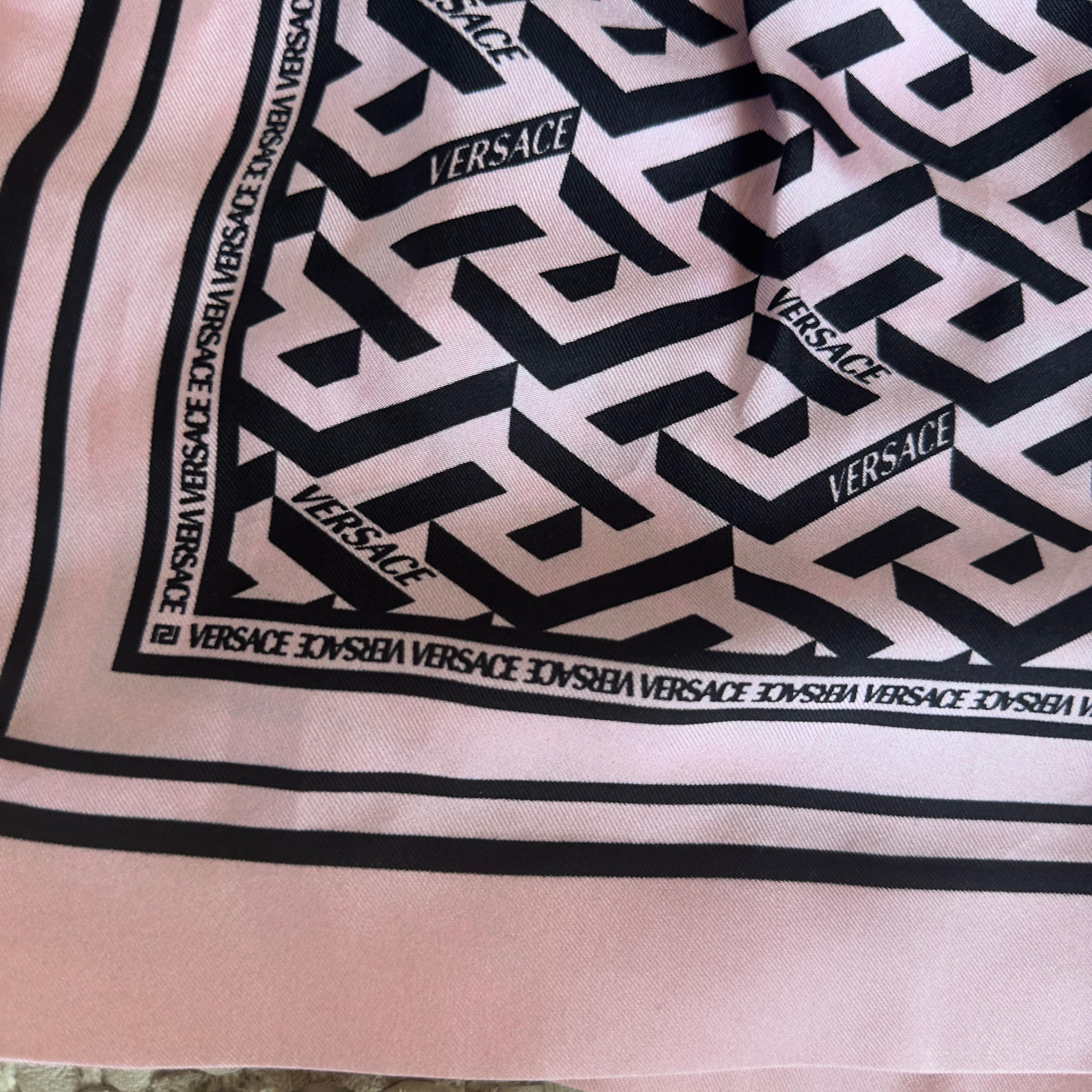 Versace Shorts aus Seide mit griechischem Muster in Babyrosa - Kollektion 2022 im Angebot 5