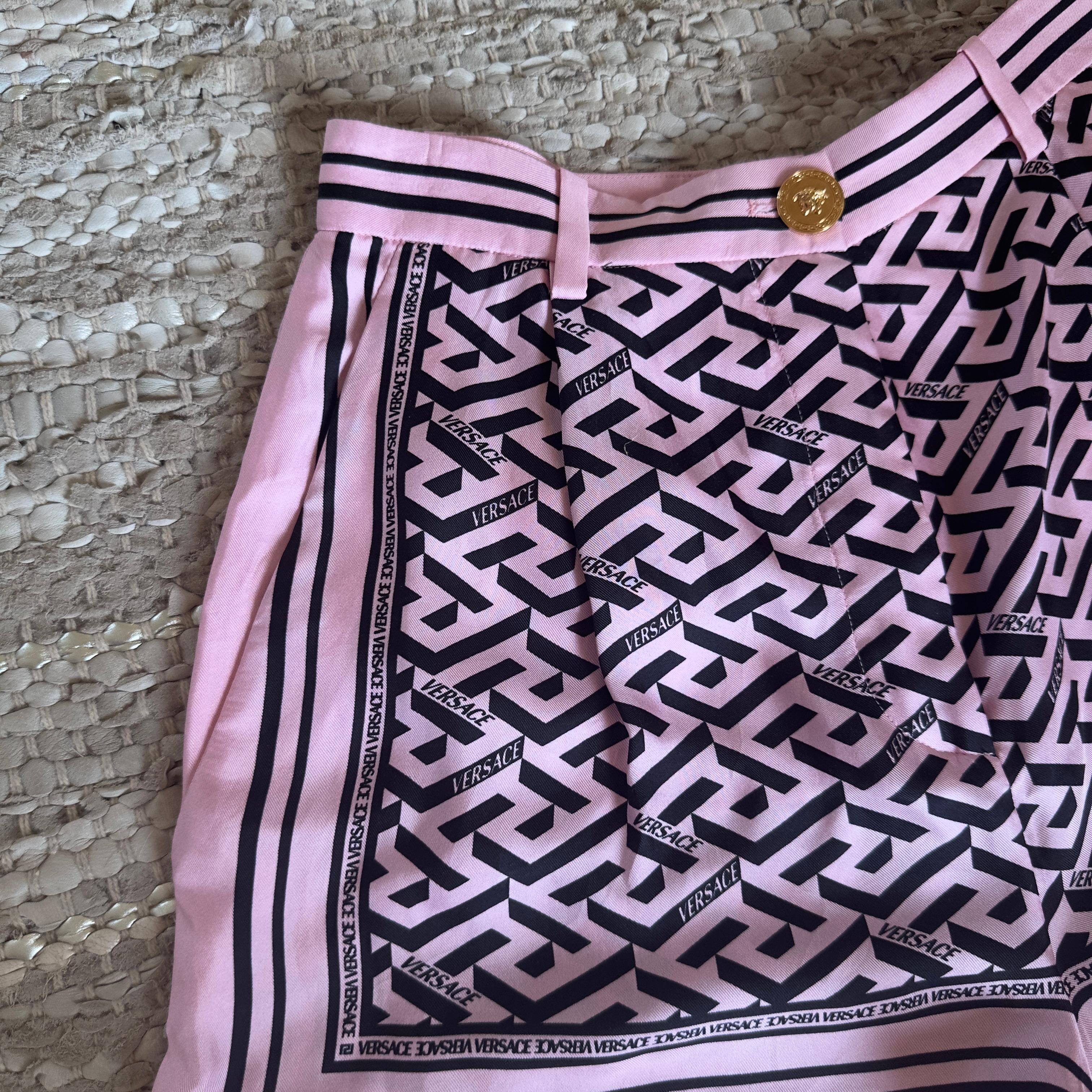 Versace Shorts aus Seide mit griechischem Muster in Babyrosa - Kollektion 2022 im Angebot 6