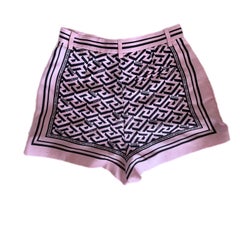 Versace shorts in Greek print silk in baby pink - Collection 2022