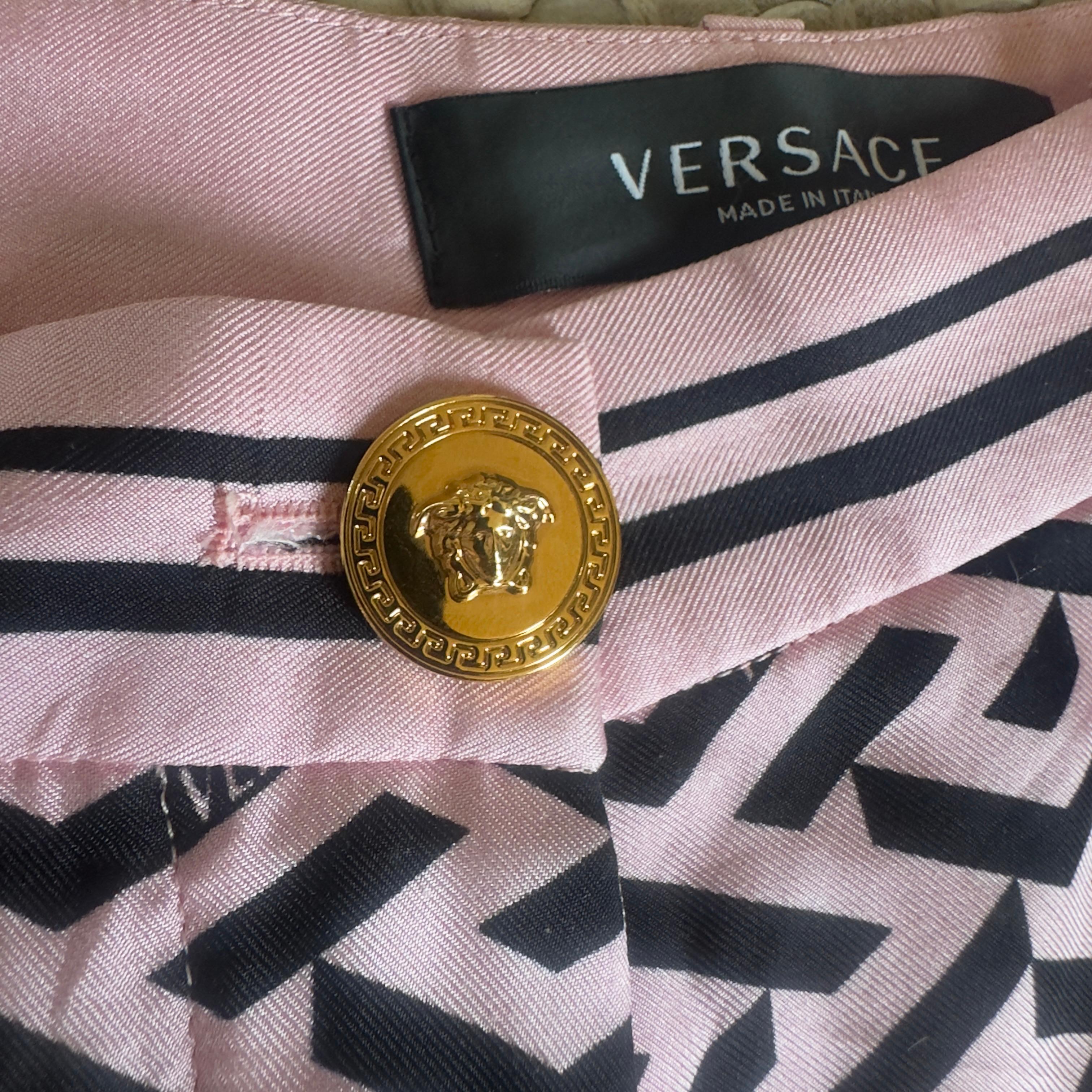 Versace Shorts aus Seide mit griechischem Muster in Babyrosa - Kollektion 2022 Damen im Angebot