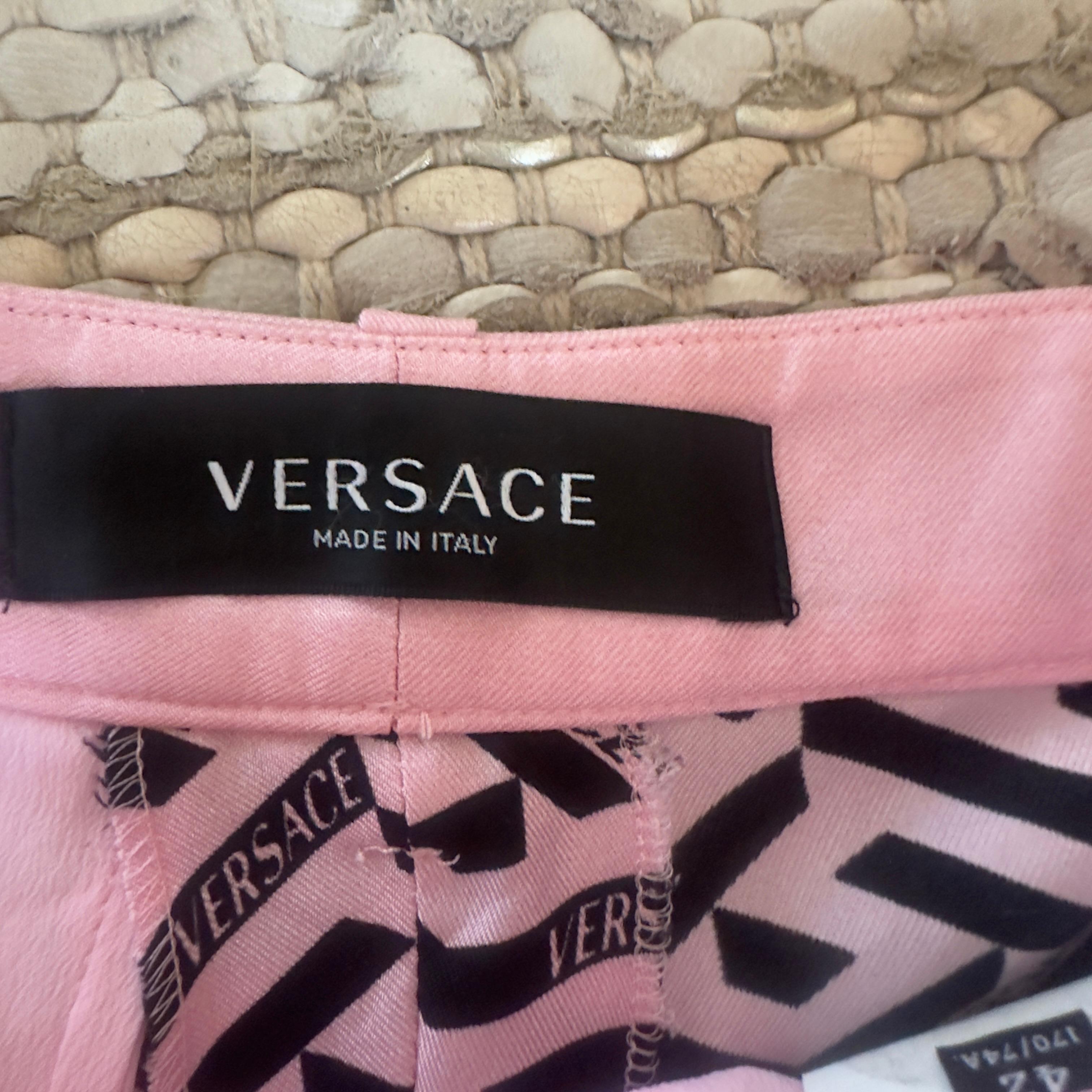 Versace Shorts aus Seide mit griechischem Muster in Babyrosa - Kollektion 2022 im Angebot 1