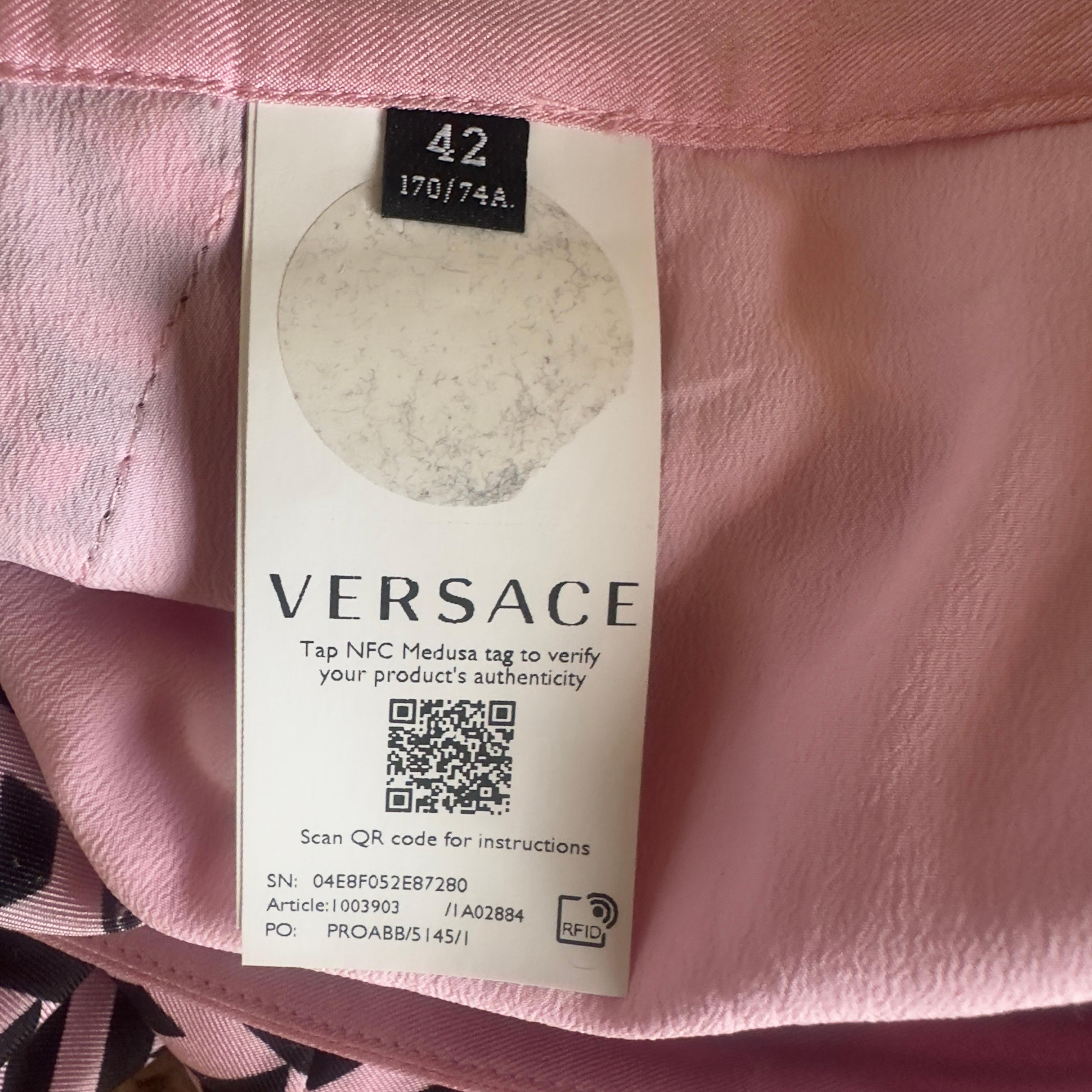 Versace Shorts aus Seide mit griechischem Muster in Babyrosa - Kollektion 2022 im Angebot 4