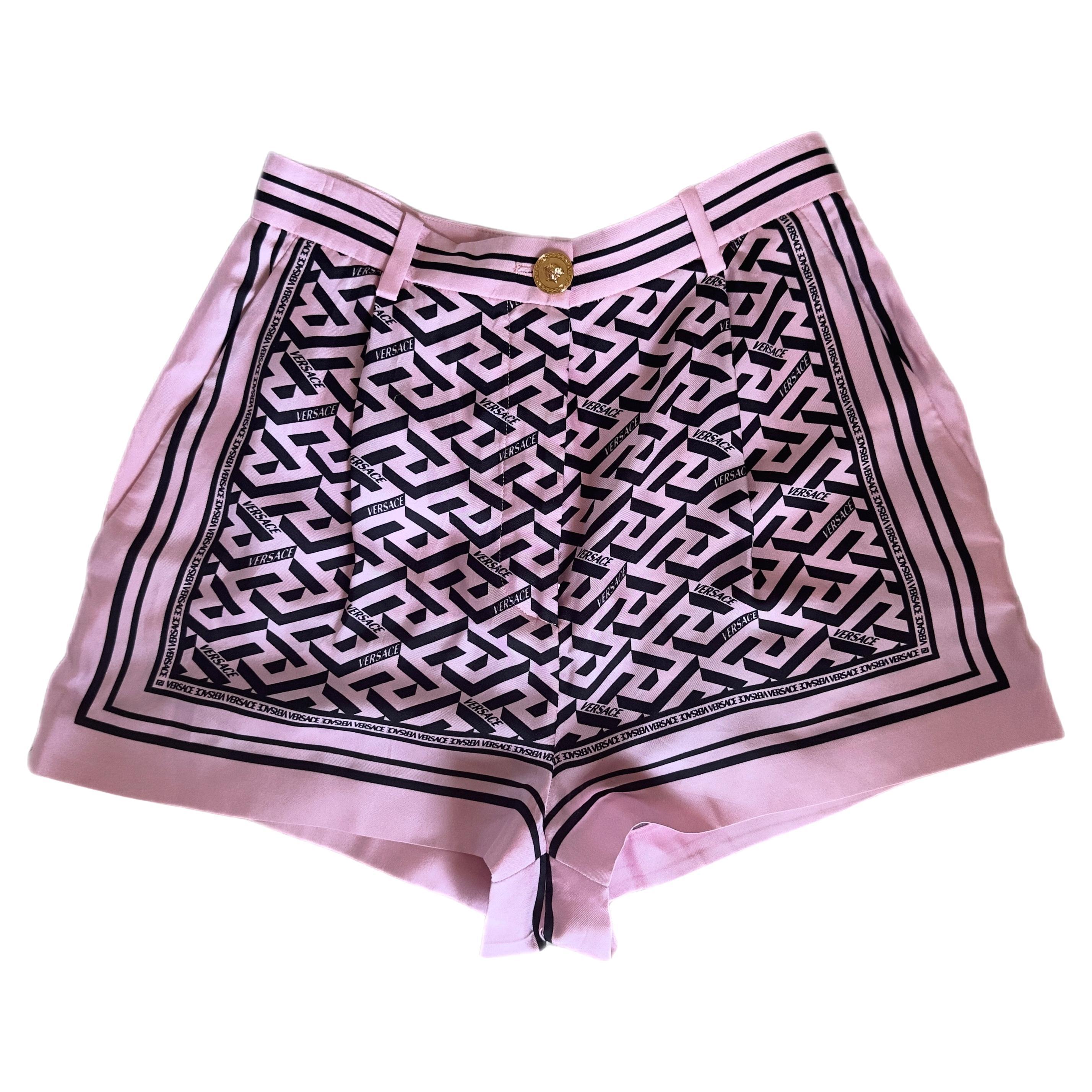 Versace Shorts aus Seide mit griechischem Muster in Babyrosa - Kollektion 2022 im Angebot