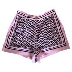 Versace Shorts aus Seide mit griechischem Muster in Babyrosa - Kollektion 2022
