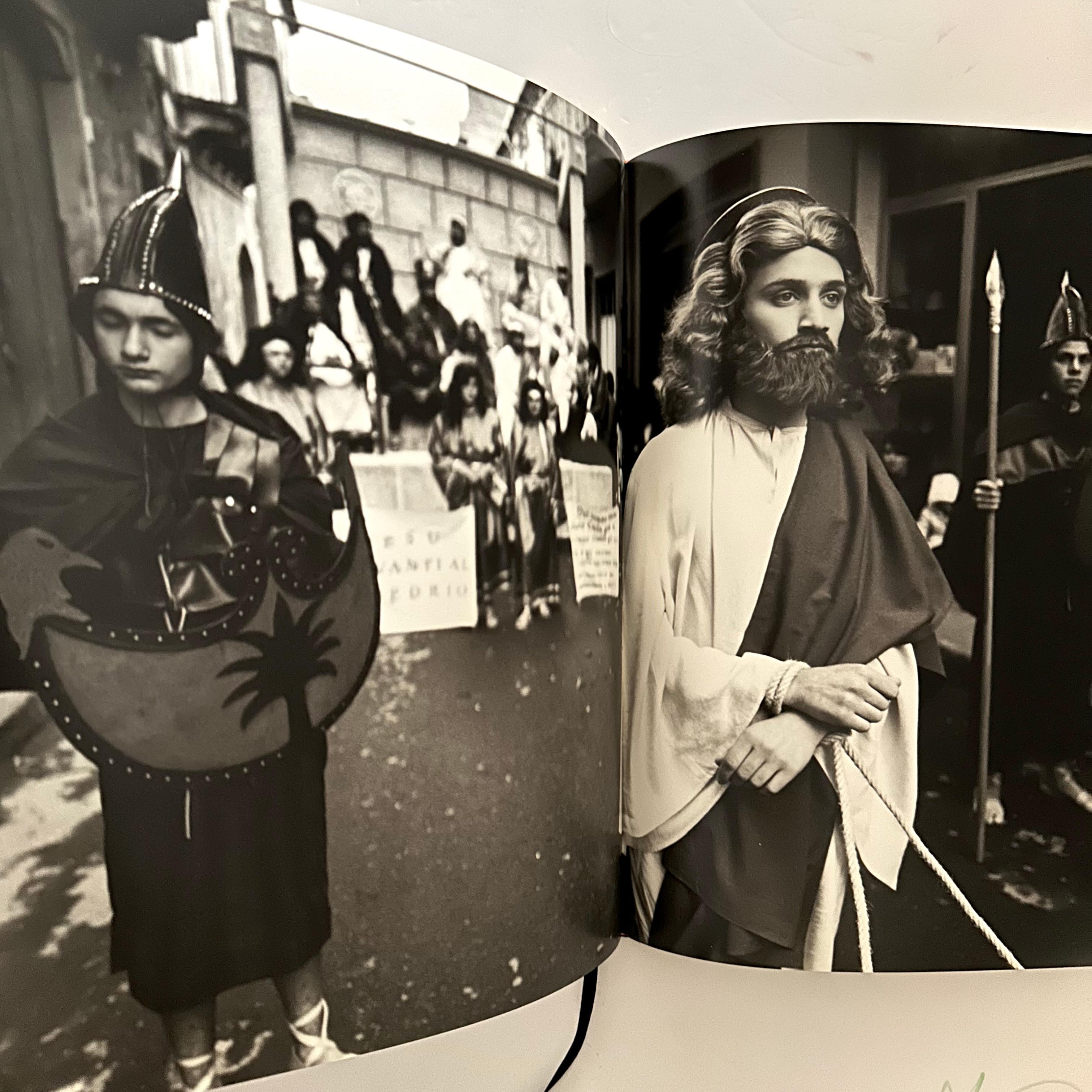 Shot in Sicily : 20 Years of Photographs, 1987-2007 - Michael Roberts - 2007 Bon état - En vente à CA, CA