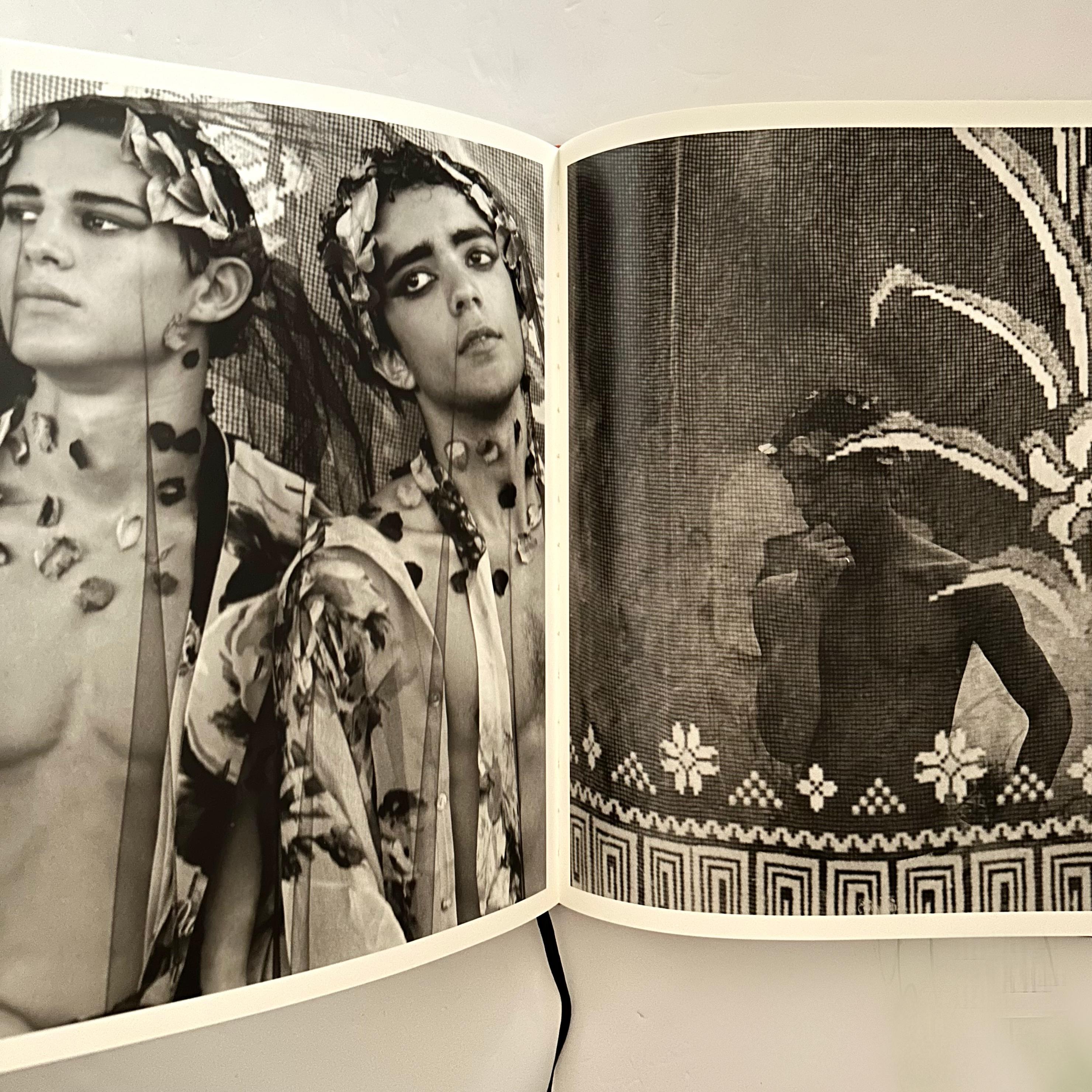 Papier Shot in Sicily : 20 Years of Photographs, 1987-2007 - Michael Roberts - 2007 en vente