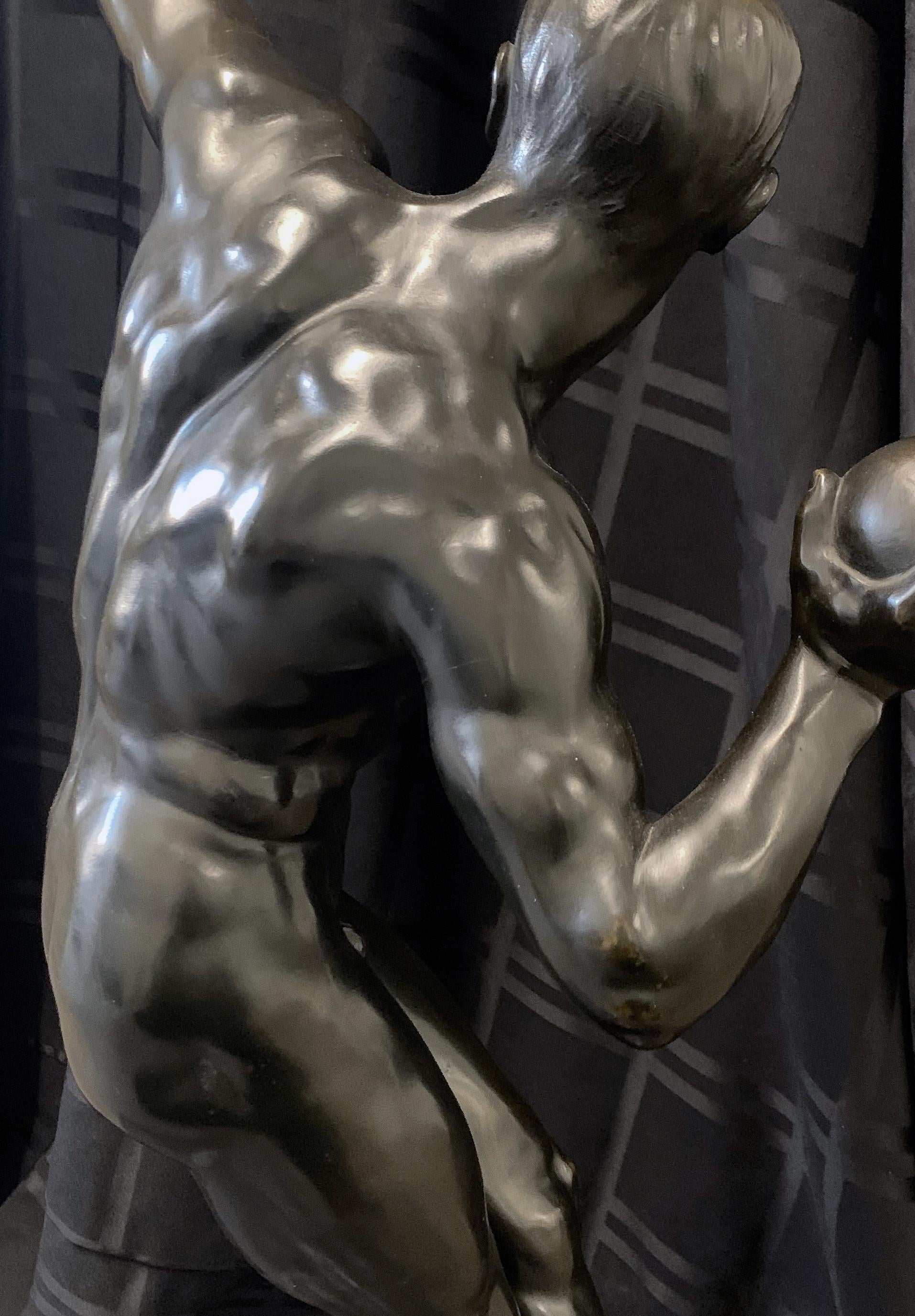 Moulage « Shotputter, », grande sculpture en bronze d'un athlète masculin nu, exquisément sculpté en vente