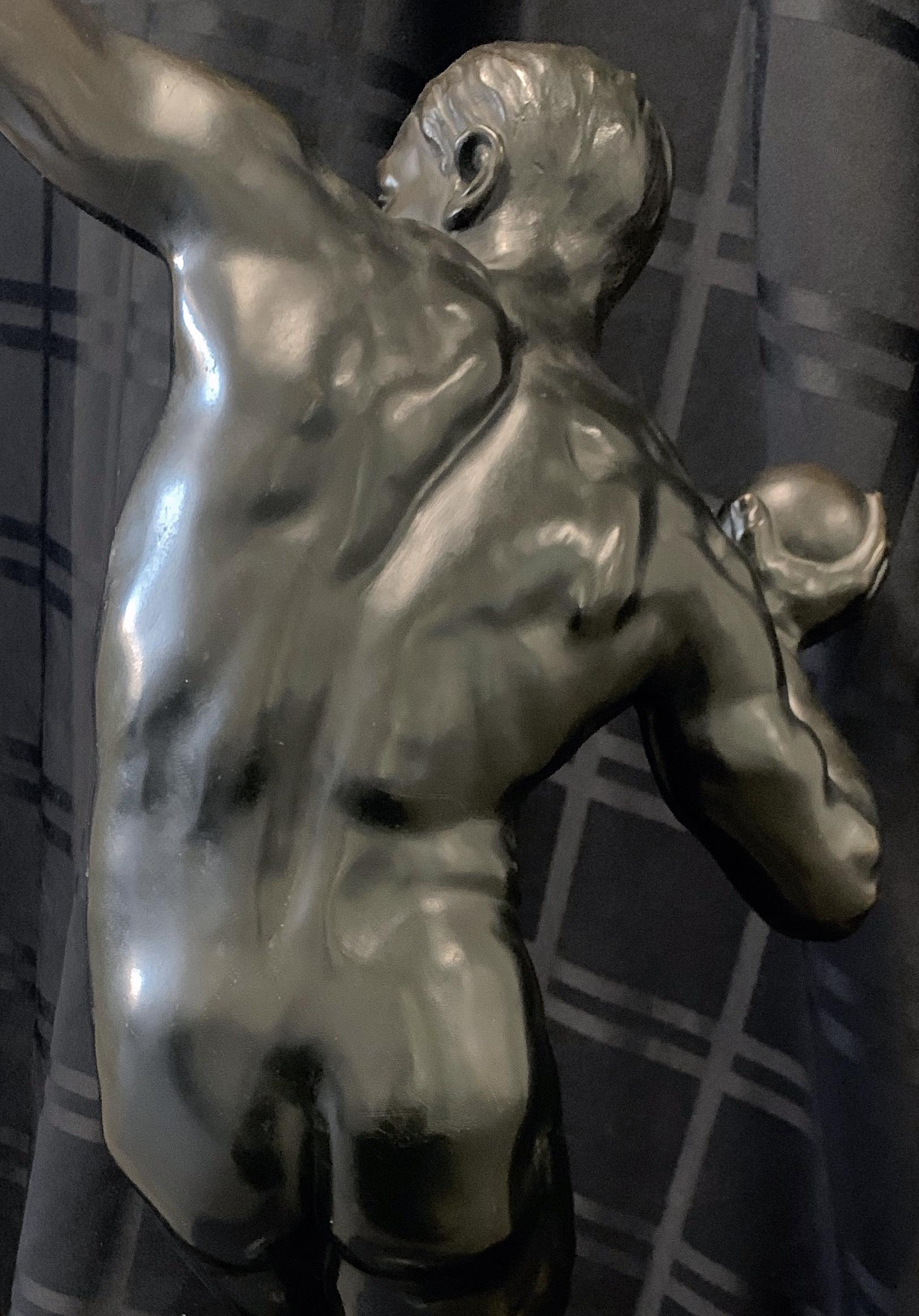 « Shotputter, », grande sculpture en bronze d'un athlète masculin nu, exquisément sculpté Bon état - En vente à Philadelphia, PA