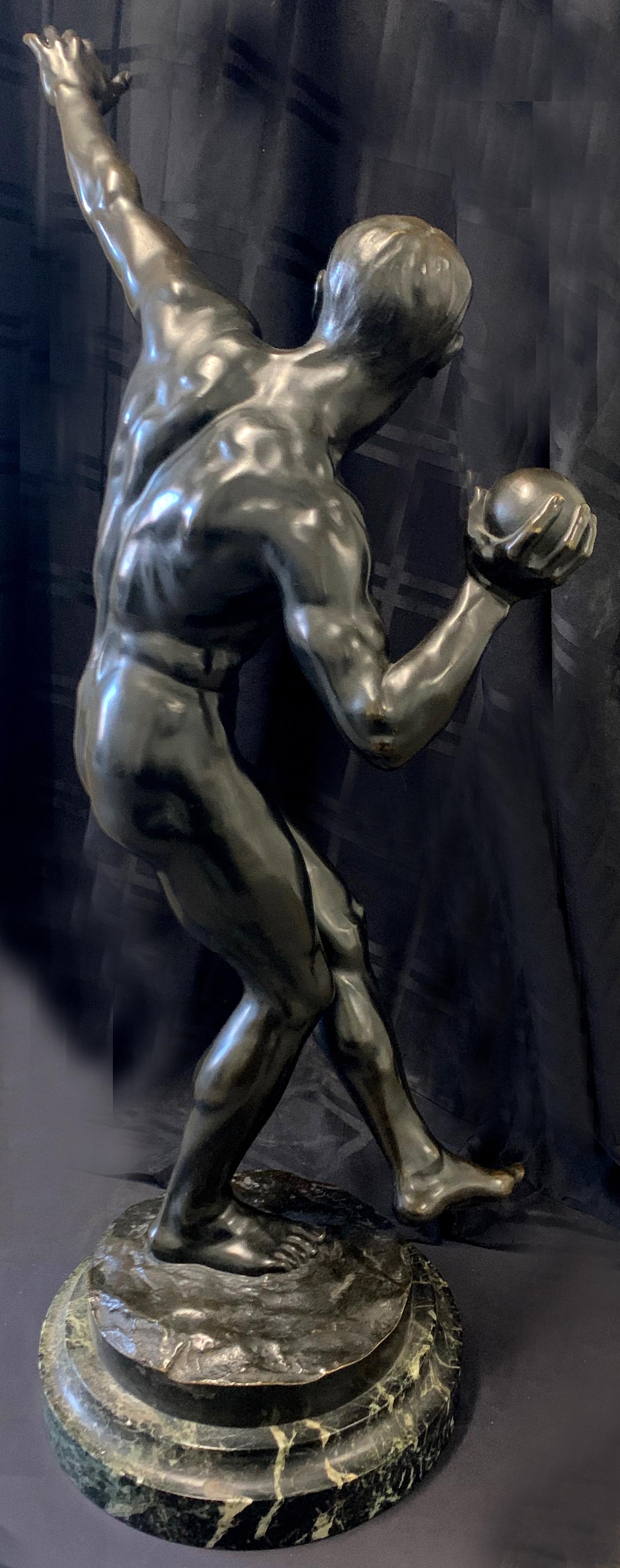 Le seul exemple que nous ayons jamais vu, cette grande sculpture en bronze (33 pouces de haut) représentant un athlète en excellente condition physique sur le point de tirer, a été réalisée par Louis Marie Jules Condit au début du 20e siècle.