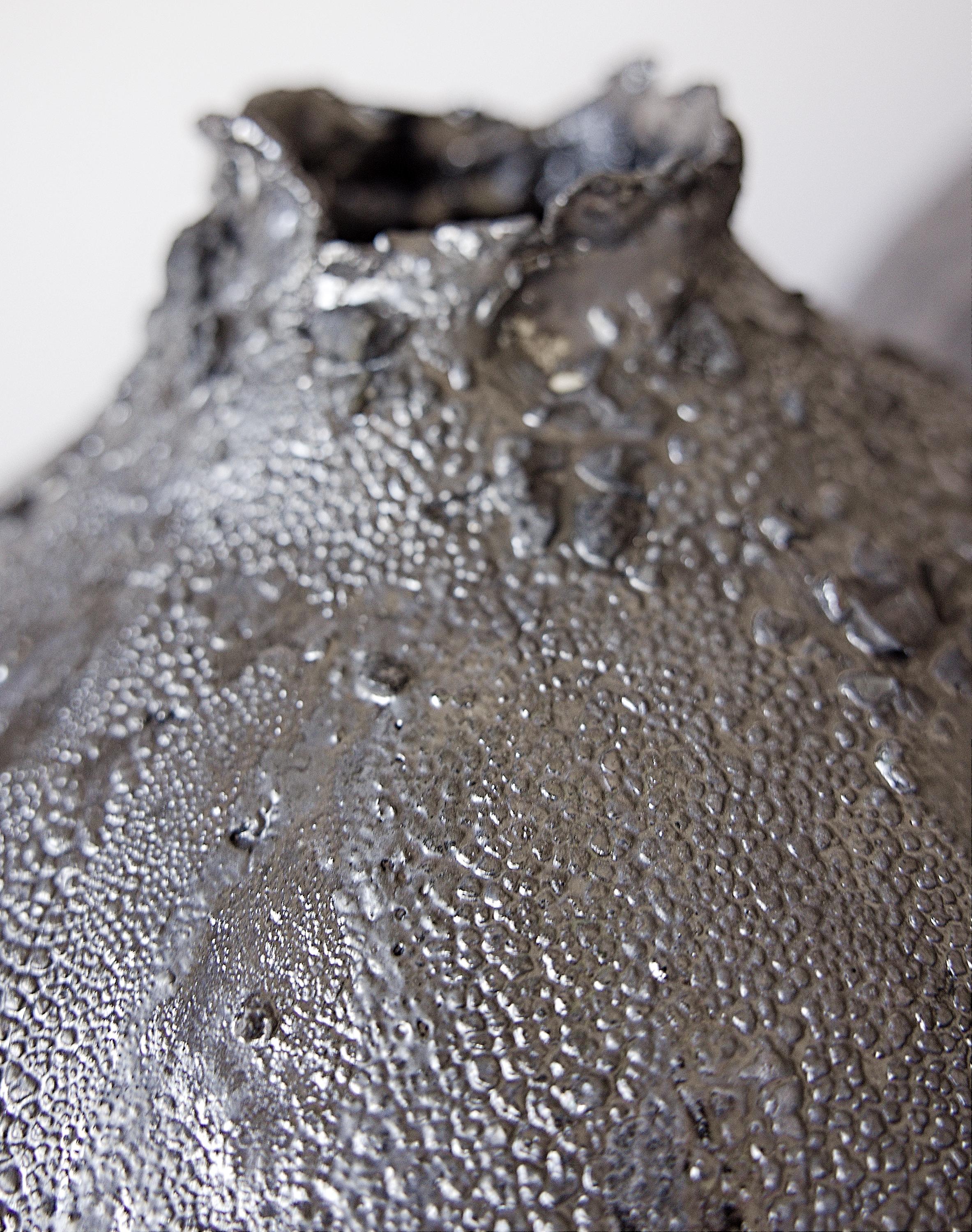 Vasi metallici Shou Sugi Ban Moon in vendita 1