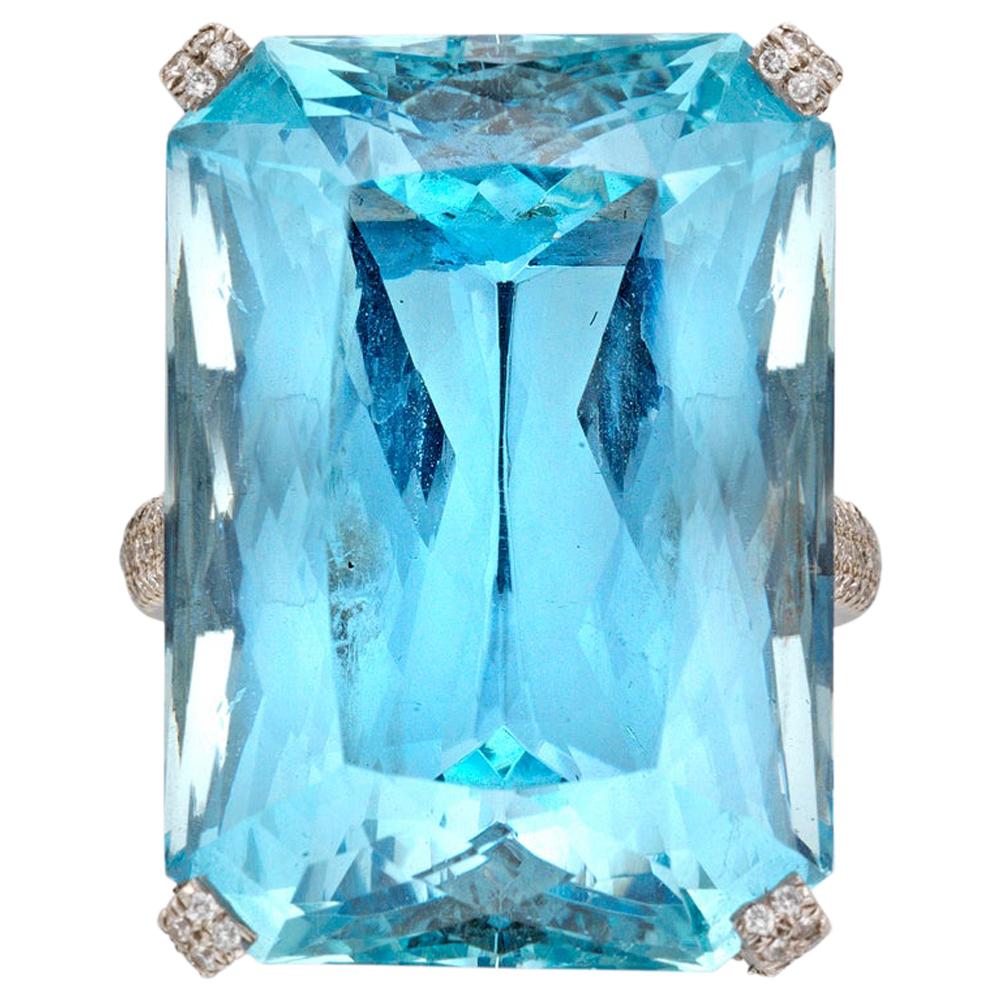 Großer Aquamarin- und Diamantring