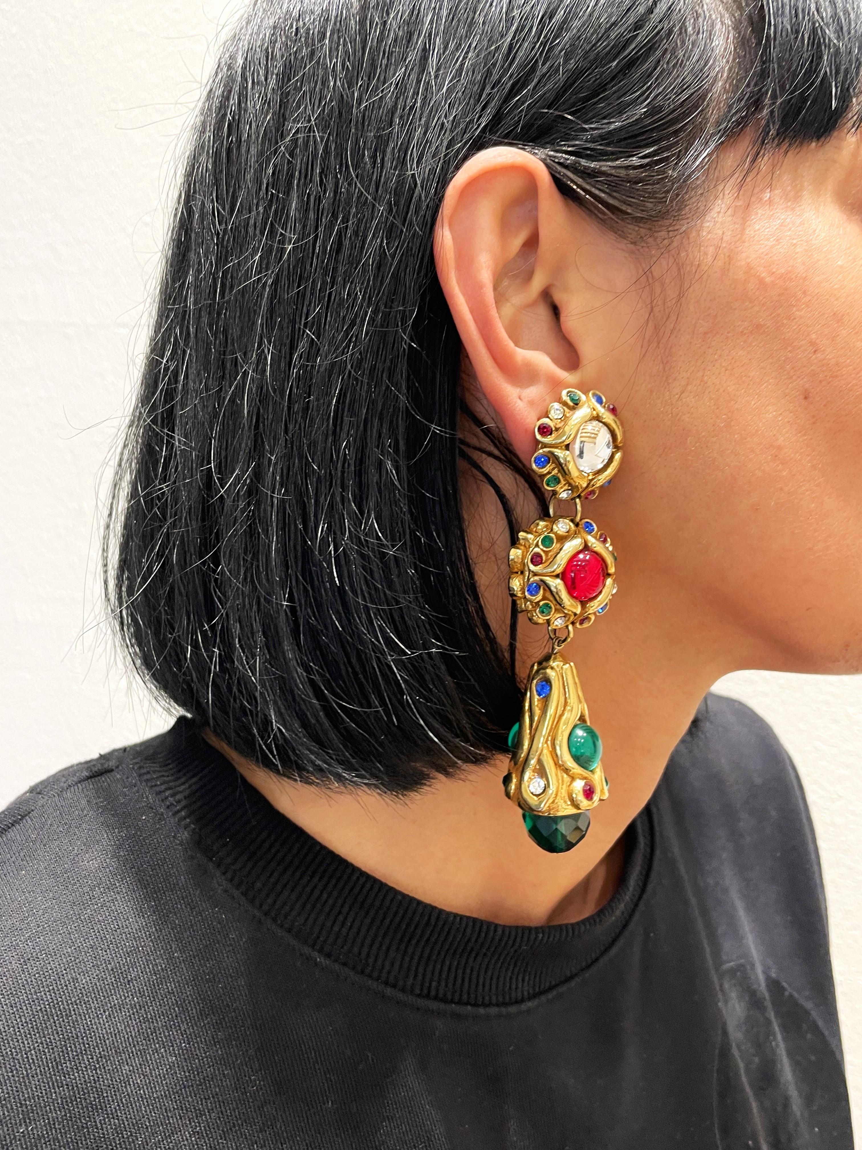 Shoulder - duster earrings are trending her's why...
Wether you're minimalist  or maximalist drop earring are the ultimativ one and - done Jewel, as seen on the red carpet. Look at our round up or the season's must have designer.
Great long ear clip