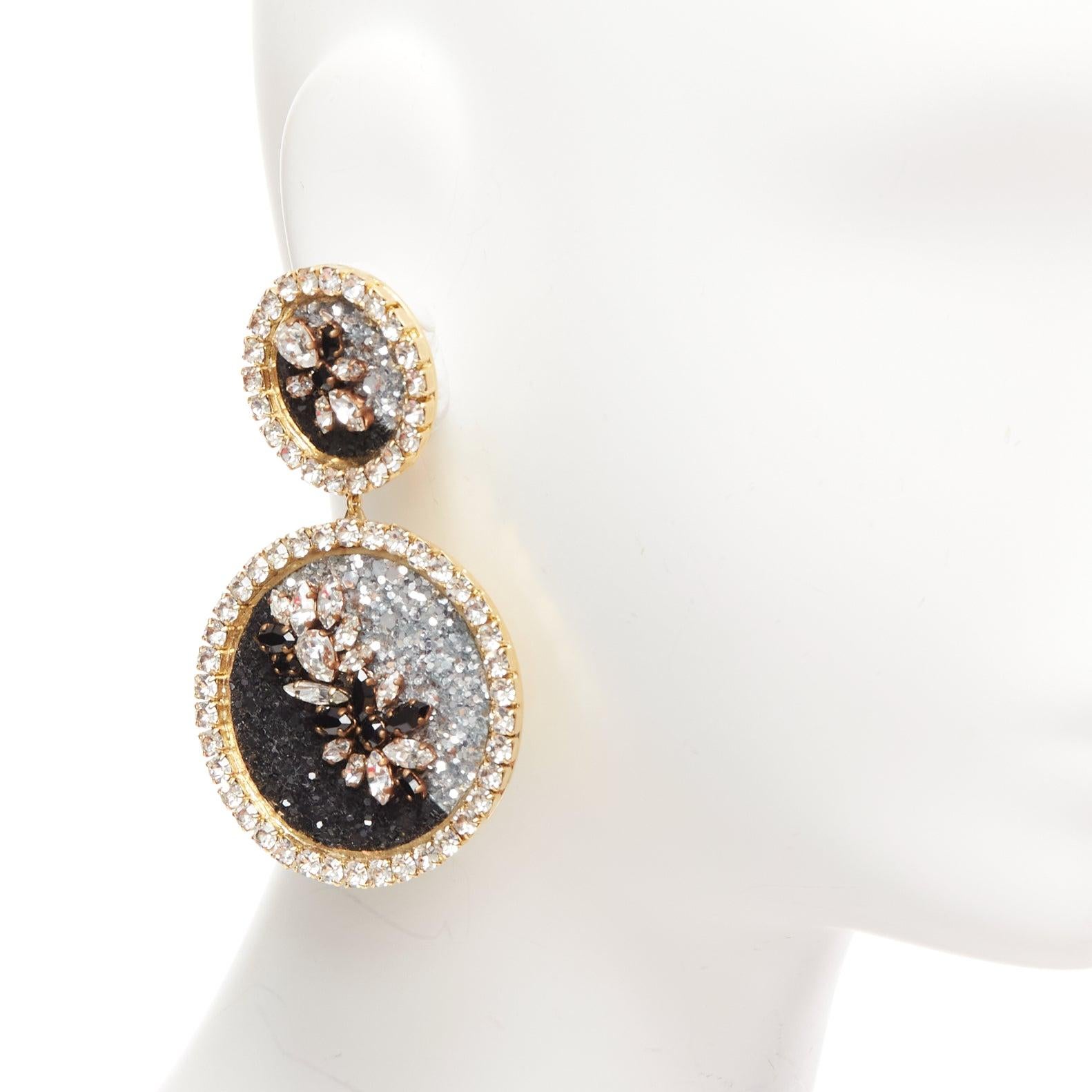 SHOUROUK schwarz silber ombre kristall sand gold metall clip on ohrringe paar
Referenz: AAWC/A01237
Marke: Shourouk
MATERIAL: Metall
Farbe: Silber, Schwarz
Muster: Solide
Verschluss: Clip On
Zusätzliche Details: Anstecknadeln.

ZUSTAND:
Zustand: