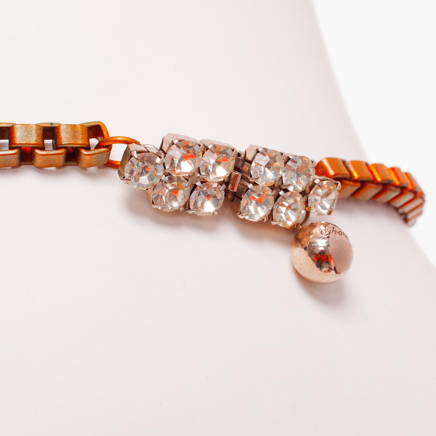 SHOUROUK neon orange rosa klare Kristalle multi jewel kurze Halskette
Referenz: AAWC/A01041
Marke: Shourouk
MATERIAL: Metall, Stoff
Farbe: Neon Pink, Klar
Muster: Kristalle
Verschluss: Push-Verschluss
Innenfutter: Schwarzer Stoff
Zusätzliche