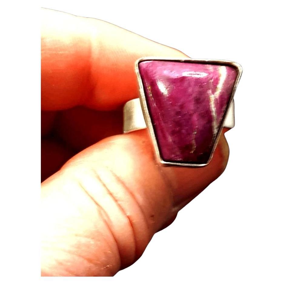 Show Off Your Style with This Contemporary Magenta Gemstone Ring For Sale