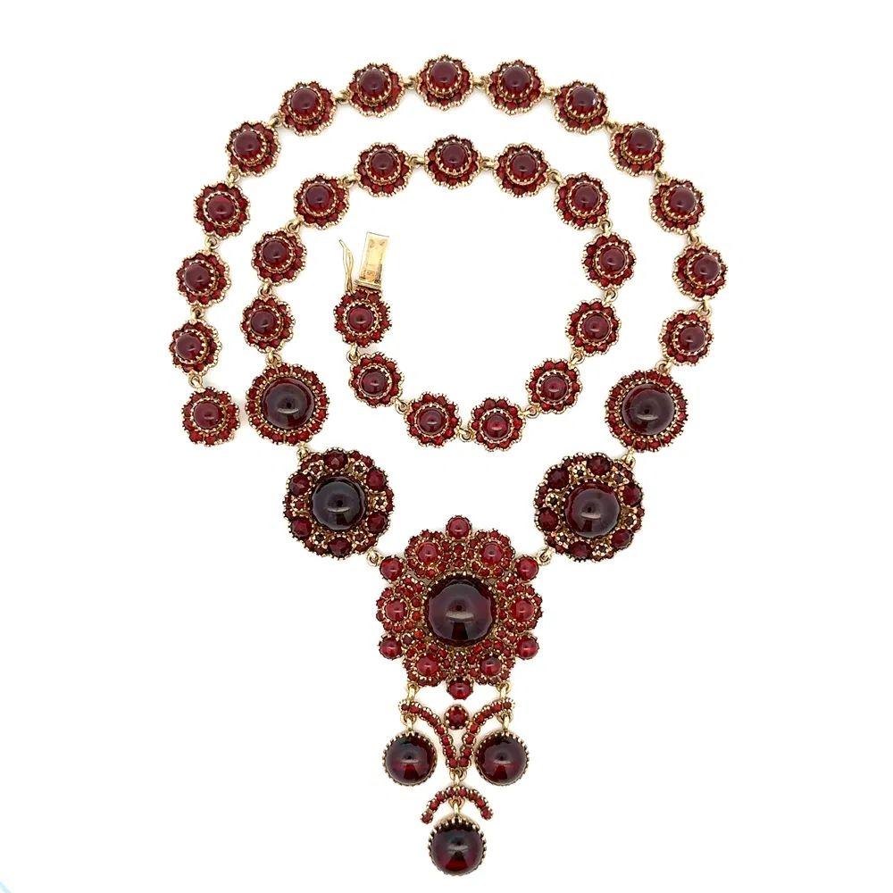 Tout simplement magnifique ! Collier de haute qualité et hautement désirable en grenat rouge de Bohème cabochon et facetté, sensationnel Shoe Stopper Statement Necklace (collier pour chaussures). Chaque maillon est serti de grenats rouges facettés