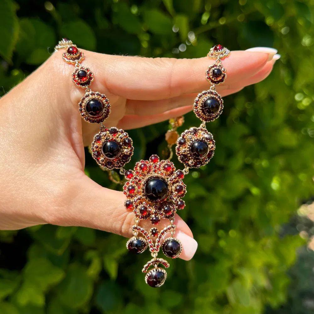 Néoclassique Show Stopper Collier de bohème à cabochons et grenats rouges facettés en or en vente