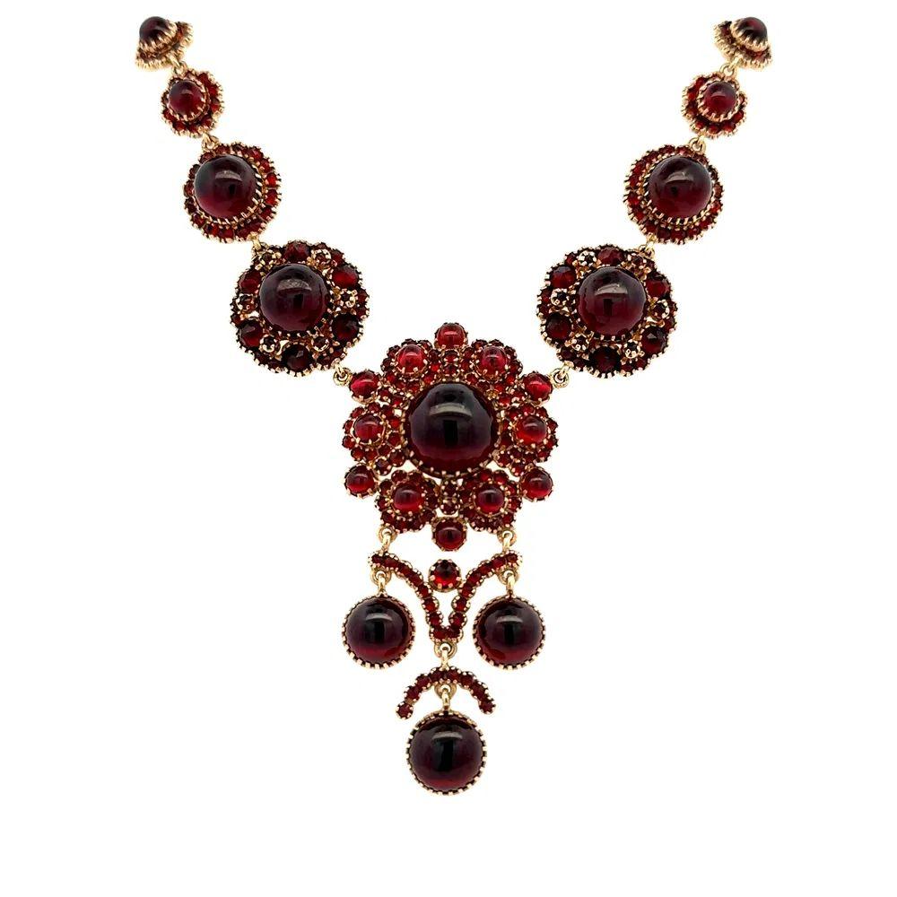 Taille mixte Show Stopper Collier de bohème à cabochons et grenats rouges facettés en or en vente