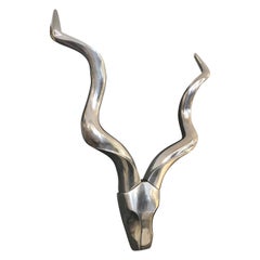 Show Stopper, sculpture murale de tête de Kudu stylisée en chrome