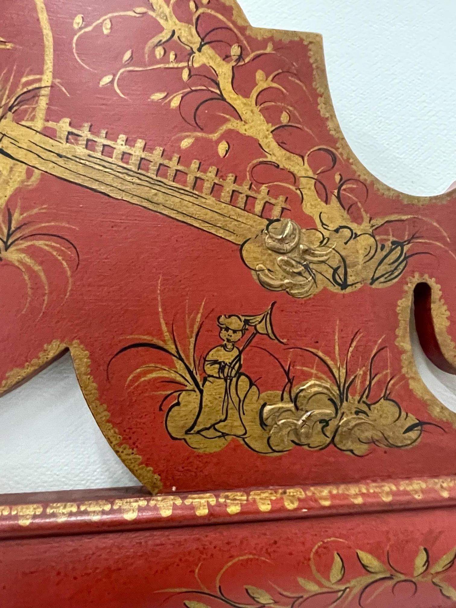 Miroir Chinoiserie Lucky Red avec décoration dorée en vente 1