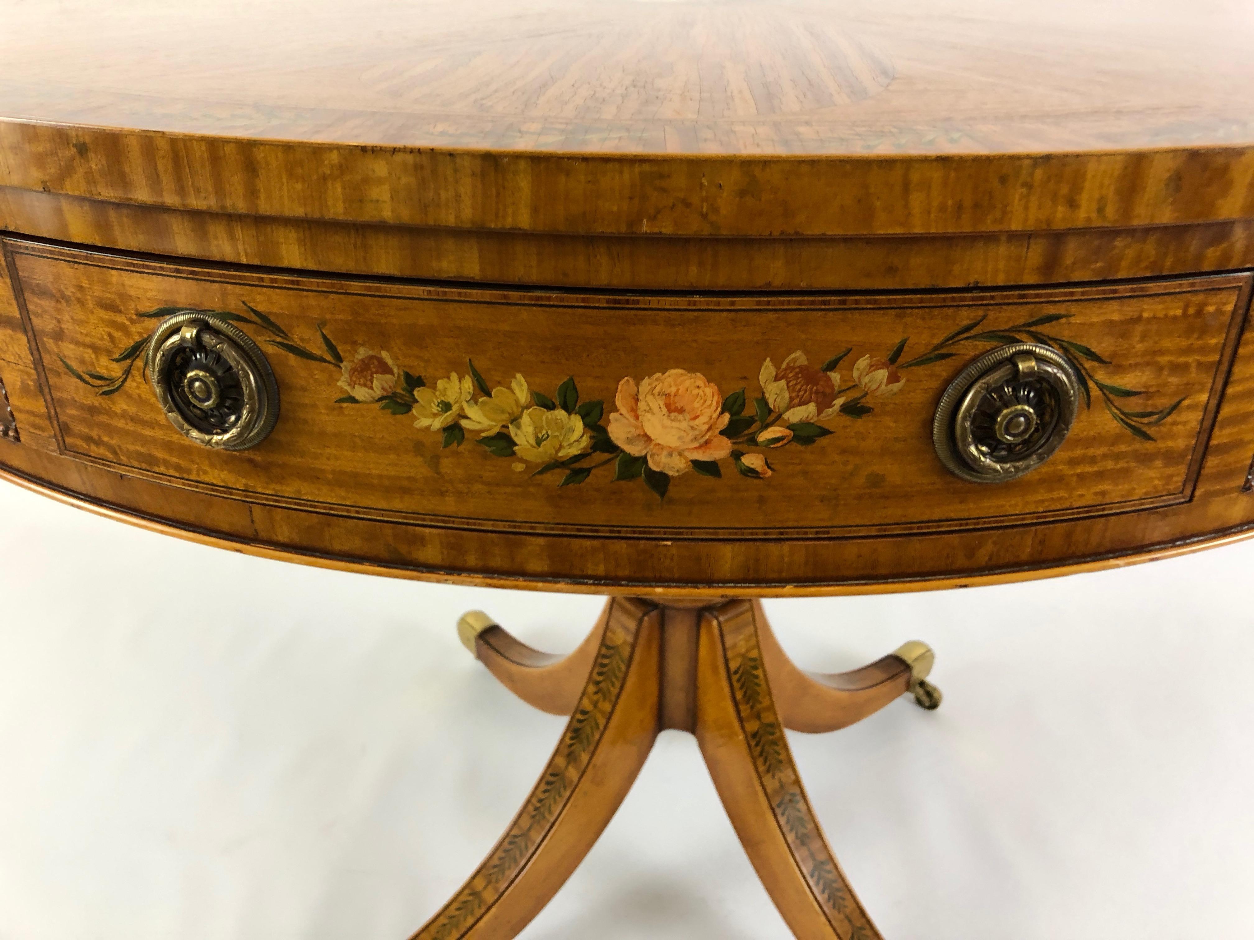 Show Stopper Vintage Round Satinwood and Hand Painted Centre Table (Mitte des 20. Jahrhunderts)