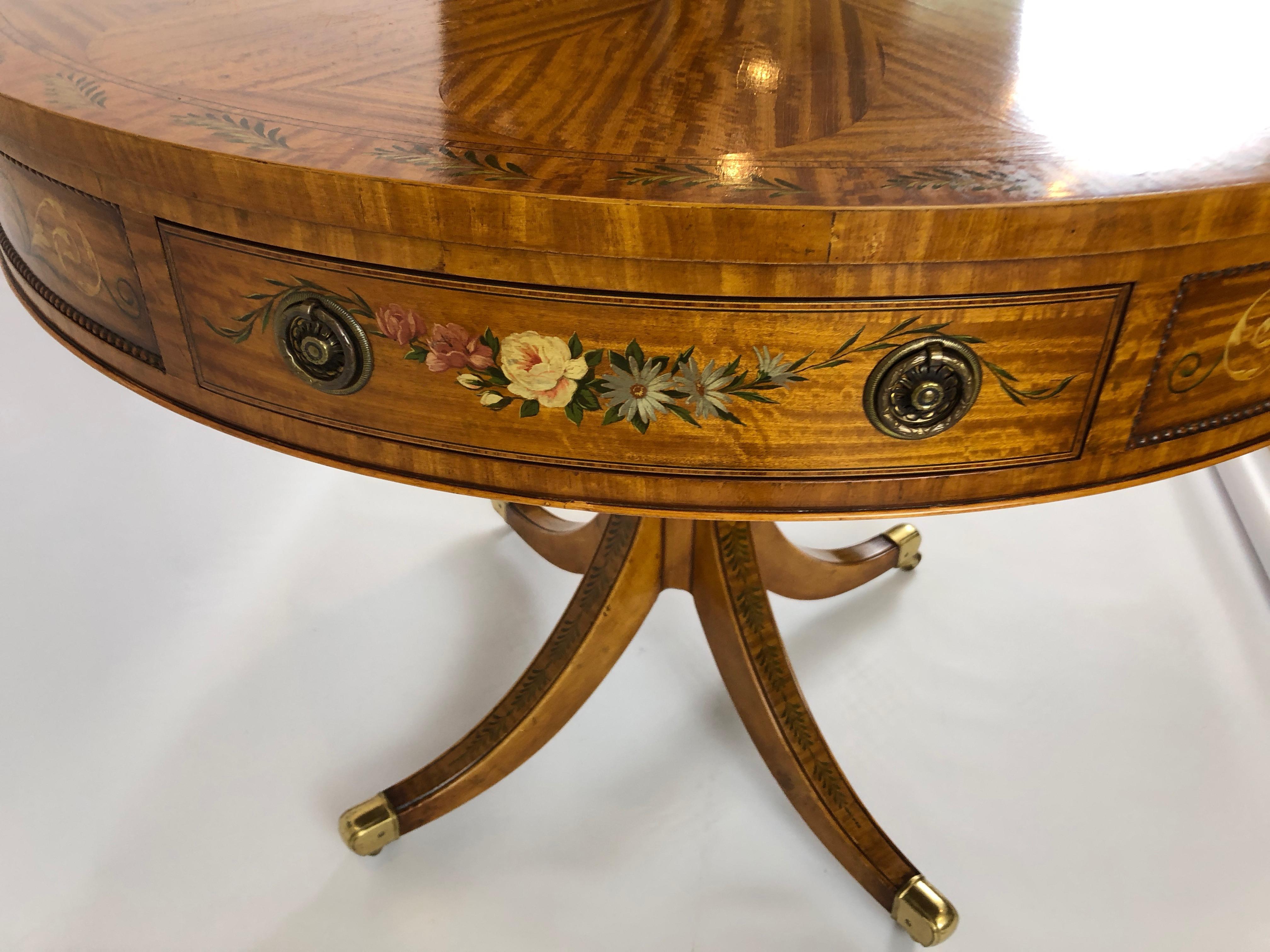 Show Stopper Vintage Round Satinwood and Hand Painted Centre Table (Seidenholz)