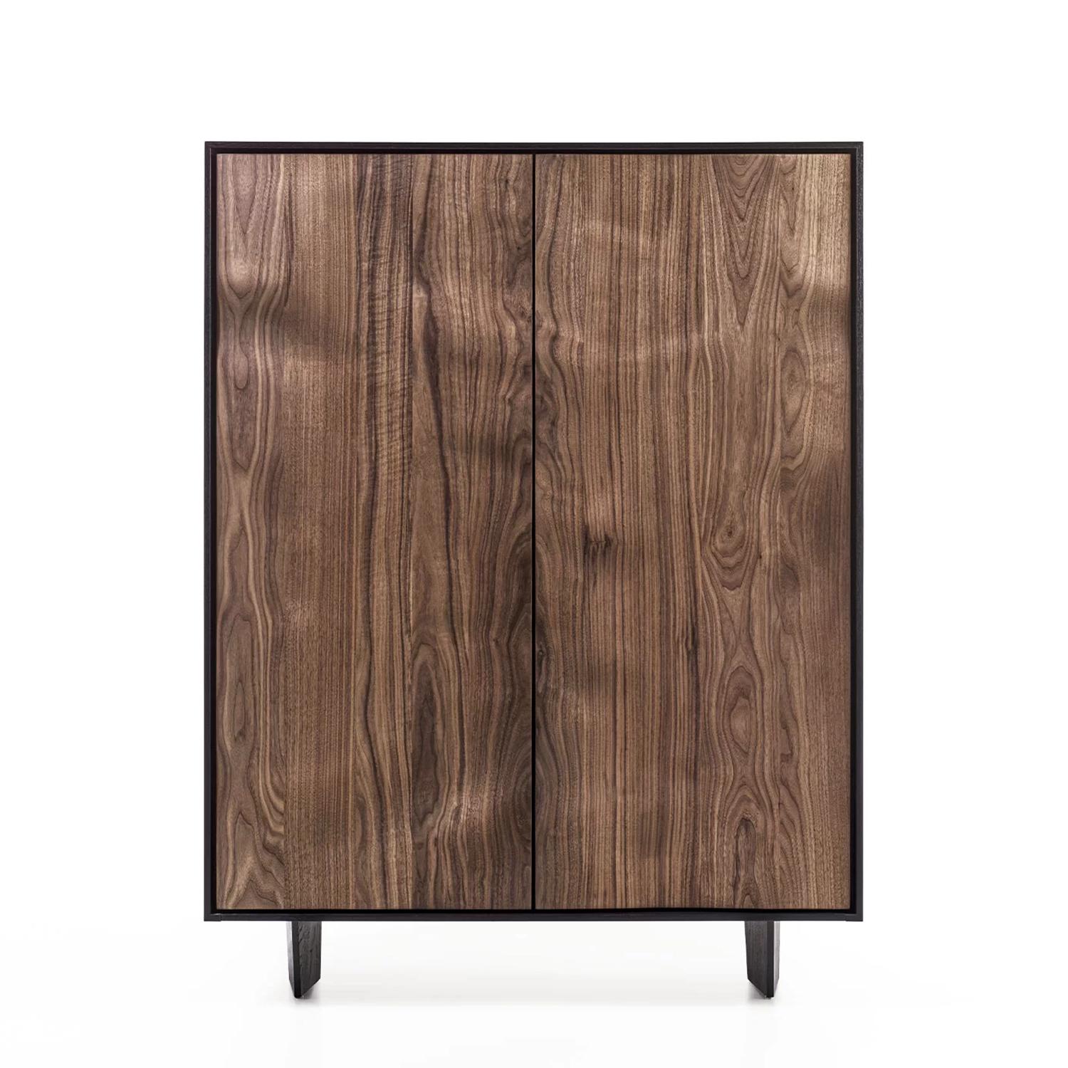 Cabinet Show Walnut con struttura in massello di noce e con massello annerito
telaio in rovere massiccio pigmentato. Cassetti e ripiani assemblati in modo tradizionale 
incastri a coda di rondine all'interno, con un manico scanalato. Con 5 cassetti,