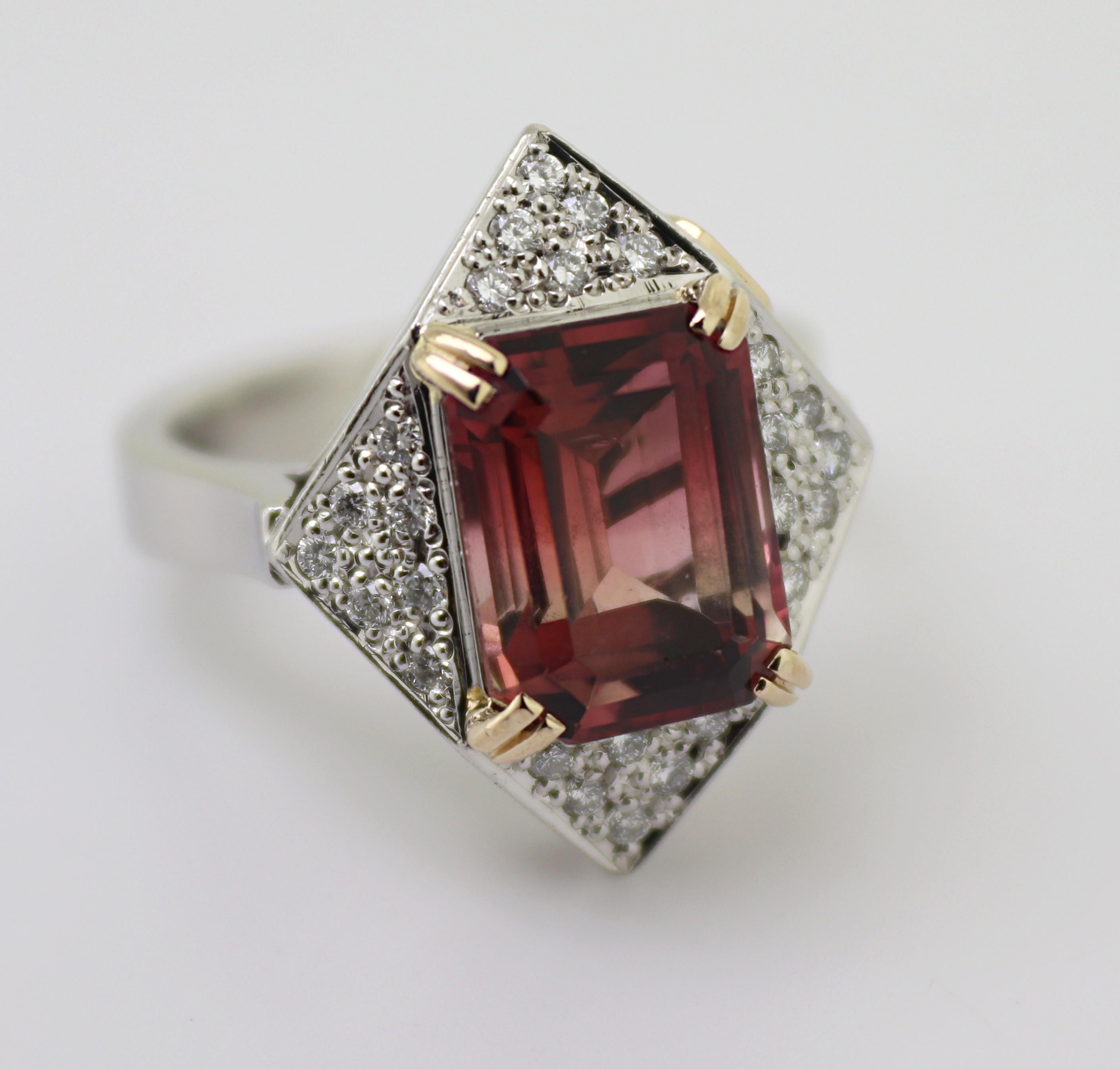Mit (1) zweifarbigem rosa Turmalin im Smaragdschliff, 4,88 ct. tw., akzentuiert
mit (26) Diamanten im Vollschliff, 0,27 ct. tw., VS, I-J, gefasst in Platin und 18k
Fassung aus Gelbgold, 20 mm, verjüngt sich auf 2,7 mm, markiert SHOW
YAMAGATA, 4,88,