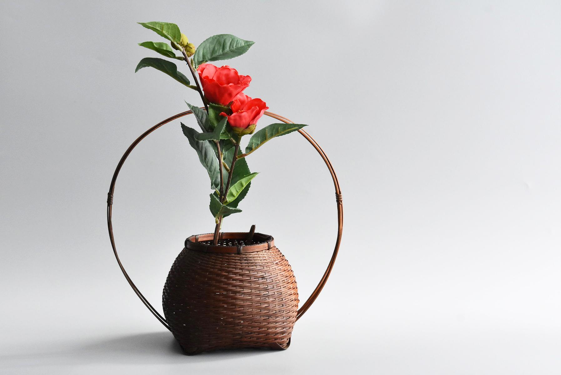 It is a flower case made by finely knitting old bamboo made in the Showa period in Japan.
By partially changing the fineness of the bamboo, it will look beautiful.
The shape is also very beautiful.
condition is good.
When arranging flowers, put